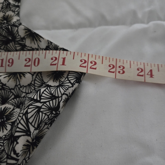 🔥 2/$9 or 3/$13  Covington Women's Black and Cream Floral Top - Picture 7 of 9